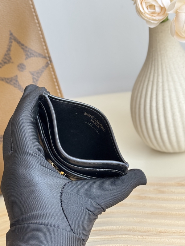 イヴサンローラン財布角部分ディテール